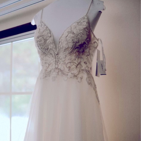 Wedding dress - Picture 1 of 3